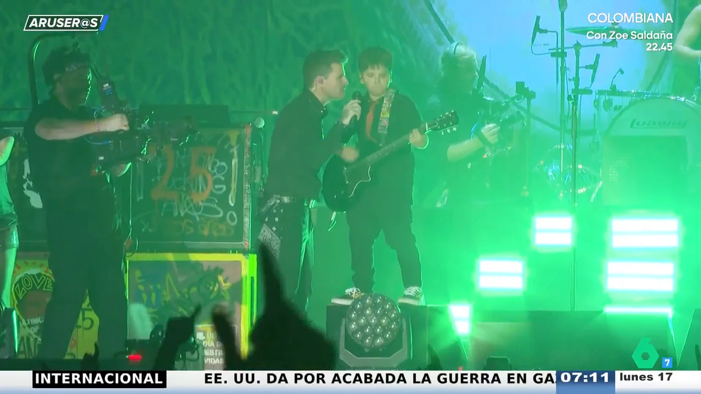 Dani Martín sube al escenario al hijo de su amigo Rulo para tocar la guitarra y cantar 'Volverá' en su concierto en Madrid Dani Martín sube al escenario al hijo de su amigo Rulo para tocar la guitarra y cantar 'Volverá' en su concierto en Madrid