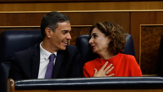 El presidente del Gobierno, Pedro Sánchez, y la vicepresidenta primera, María Jesús Montero, charlan en el Congreso de los Diputados El presidente del Gobierno, Pedro Sánchez, y la vicepresidenta primera, María Jesús Montero, charlan en el Congreso de los Diputados