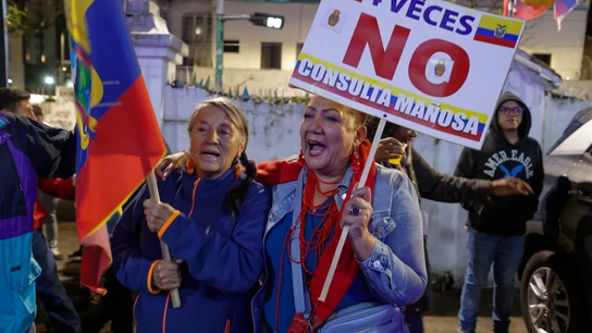 Simpatizantes del Movimiento Revolución Ciudadana celebran el triunfo del 'No' en el referéndum el 16 de noviembre de 2025, en Quito (Ecuador) Simpatizantes del Movimiento Revolución Ciudadana celebran el triunfo del 'No' en el referéndum el 16 de noviembre de 2025, en Quito (Ecuador)