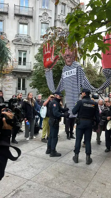 Los familiares de las víctimas de la DANA se concentran ante el Congreso Los familiares de las víctimas de la DANA se concentran ante el Congreso