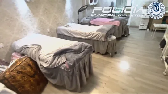 Descubren tres clínicas ilegales con falsos médicos que trataban el cáncer de piel rodeados de excrementos de perros e insectos Descubren tres clínicas ilegales con falsos médicos que trataban el cáncer de piel rodeados de excrementos de perros e insectos