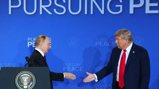 El presidente de Rusia, Vladimir Putin, y el de Estados Unidos, Donald Trump, estrechan sus manos en la cumbre de Alaska El presidente de Rusia, Vladimir Putin, y el de Estados Unidos, Donald Trump, estrechan sus manos en la cumbre de Alaska
