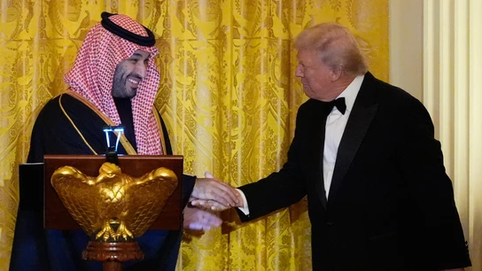 El príncipe heredero de Arabia Saudí, Mohamed bin Salmán, da la mano al presidente de Estados Unidos, Donald Trump El príncipe heredero de Arabia Saudí, Mohamed bin Salmán, da la mano al presidente de Estados Unidos, Donald Trump