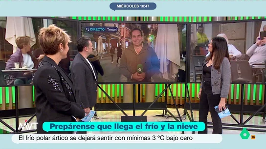 Iñaki López, a un “descamisado” Pedro Martín ante el frío de Teruel: "Hay legionarios que enseñan menos pecho que tú" Iñaki López, Cristina Pardo y Joanna Ivars conectan en este vídeo con el reportero Pedro Martín, que ha cambiado las playas de Valencia por el frío de Teruel, que hoy ya ha registrado mínimas de 3 grados bajo cero.