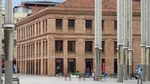Edificio Vásquez desde la Plaza Cisneros, Medellín Edificio Vásquez desde la Plaza Cisneros, Medellín