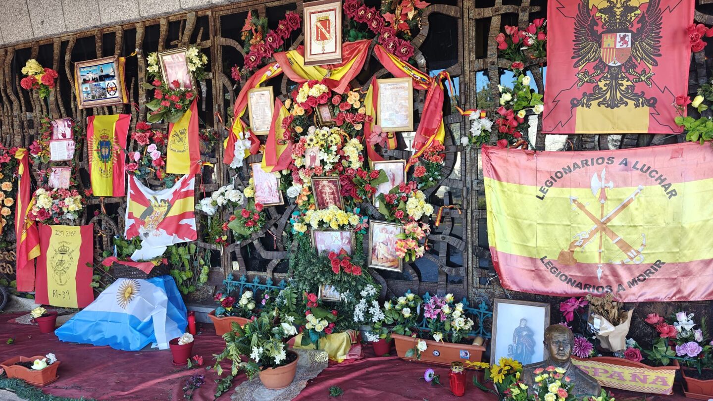 -Banderas, escudos y flores en el homenaje a Franco en el cementerio de Mingorrubio el 20N de 2025, cuando se cumplen 50 años de su muerte