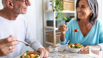 Una pareja comiendo