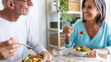 Una pareja comiendo Una pareja comiendo