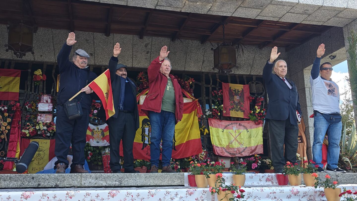 Saludos fascistas el 20N junto al panteón de Franco, en el cementerio de Mingorrubio