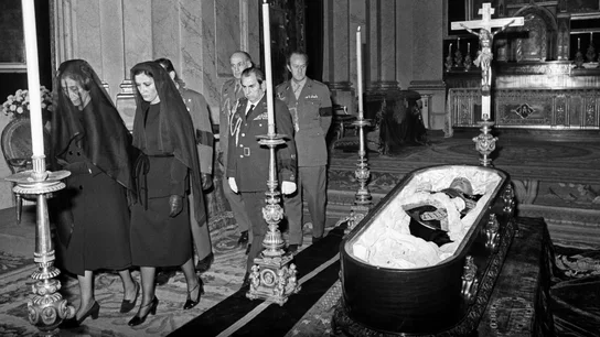 Carmen Polo de Franco y su hija la marquesa de Villaverde, asisten a la misa "corpore insepulto" por el jefe del Estado, Francisco Franco, en el Palacio de El Pardo. Carmen Polo de Franco y su hija la marquesa de Villaverde, asisten a la misa "corpore insepulto" por el jefe del Estado, Francisco Franco, en el Palacio de El Pardo.