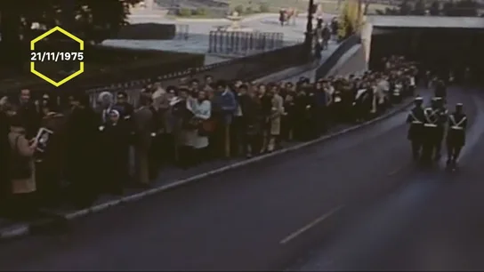 Reverencias, plegarias y admiradores que se resistían a despedirse del dictador: así fueron las vertiginosas primeras 100 horas tras la muerte de Franco Reverencias, plegarias y admiradores que se resistían a despedirse del dictador: así fueron las vertiginosas primeras 100 horas tras la muerte de Franco