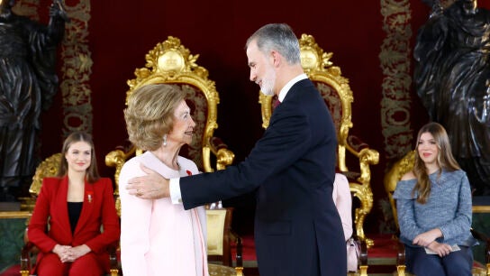 La reina Sofía recibe el Toisón de Oro del rey Felipe, junto a la princesa Leonor, la reina Letizia y la infanta Sofía.