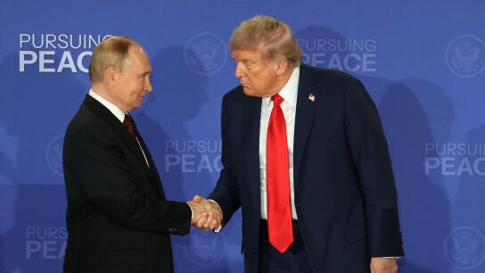 El presidente de Rusia, Vladimir Putin, y su hom&oacute;logo de Estados Unidos, Donald Trump, se saludan al finalizar una declaraci&oacute;n conjunta.