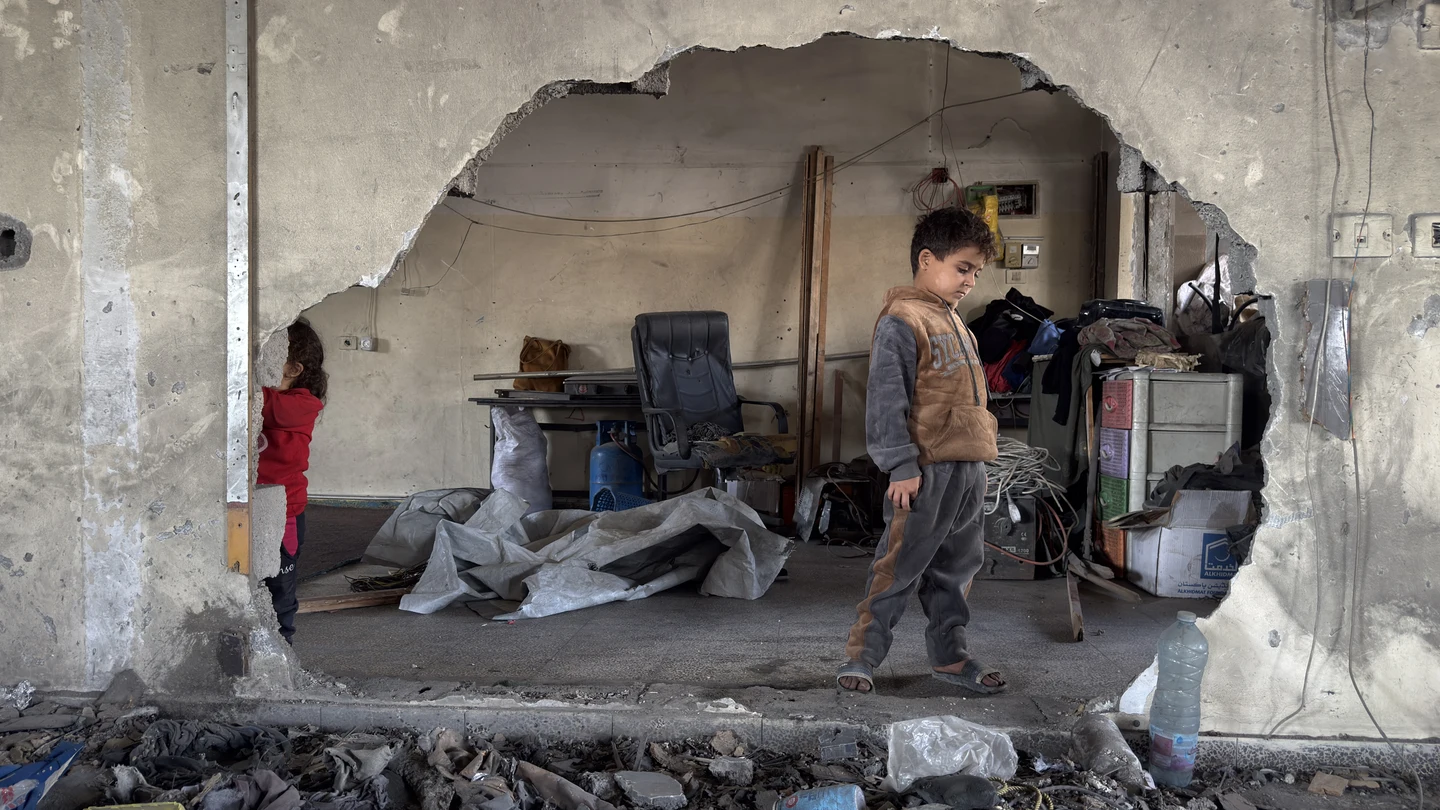 Un niño gazatí entre los escombros en el barrio de Zeitún, uno de los lugares atacados por Israel, en la ciudad de Gaza Un niño gazatí entre los escombros en el barrio de Zeitún, uno de los lugares atacados por Israel, en la ciudad de Gaza
