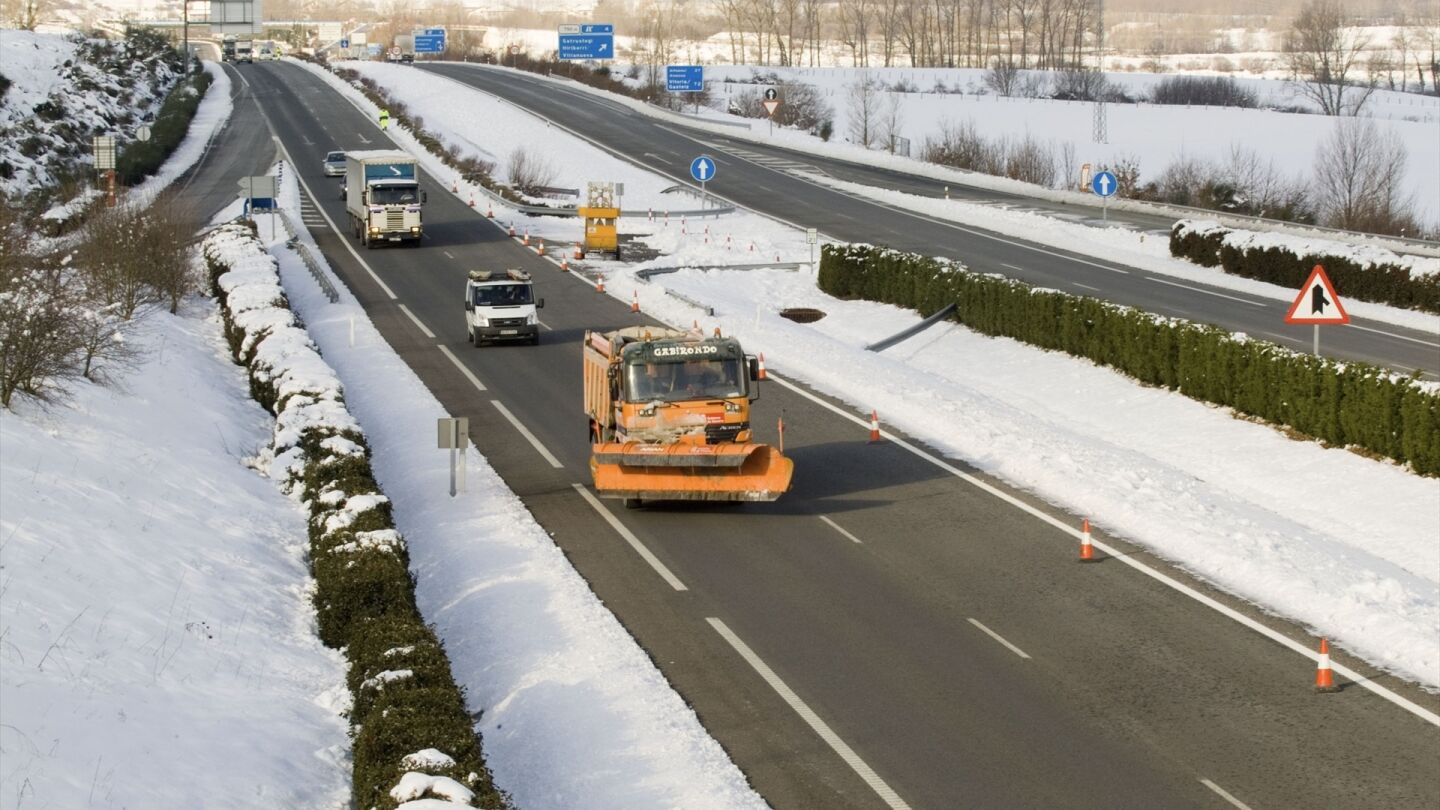 Imagen de autovía navarra despejada gracias a la labor de las máquinas quitanieves.