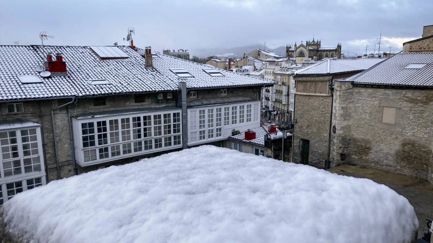 Tejados con nieve durante la llegada de una masa de aire ártico. Tejados con nieve durante la llegada de una masa de aire ártico.