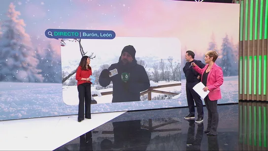 La presentadora Cristina Pardo bromea con el reportero Javier Bastida durante una intervención en Más Vale Tarde La presentadora Cristina Pardo bromea con el reportero Javier Bastida durante una intervención en Más Vale Tarde