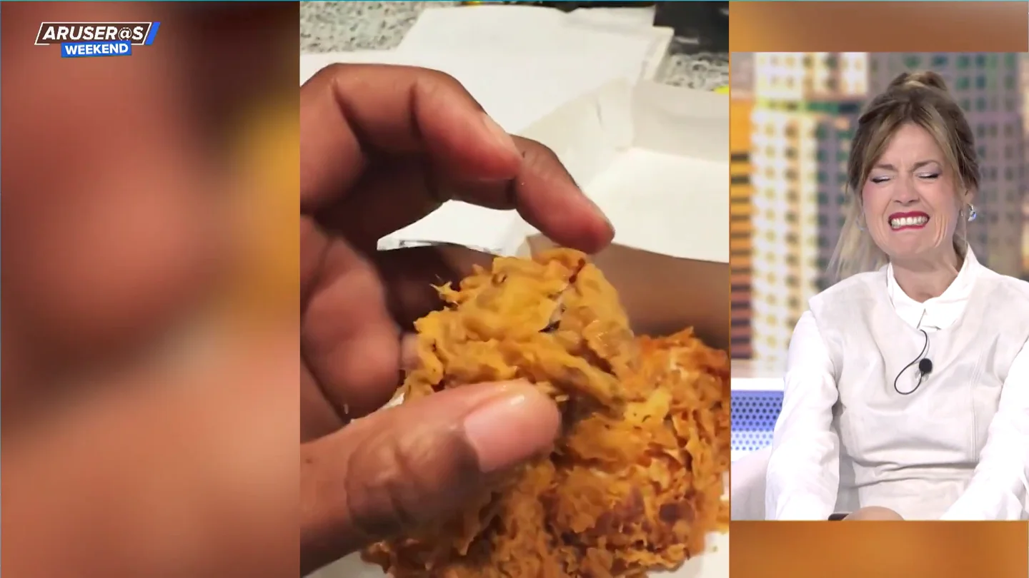 Una clienta se encuentra un pollo frito y empanado con cabeza y todo en un restaurante de comida rápida Una clienta se encuentra un pollo frito y empanado con cabeza y todo en un restaurante de comida rápida