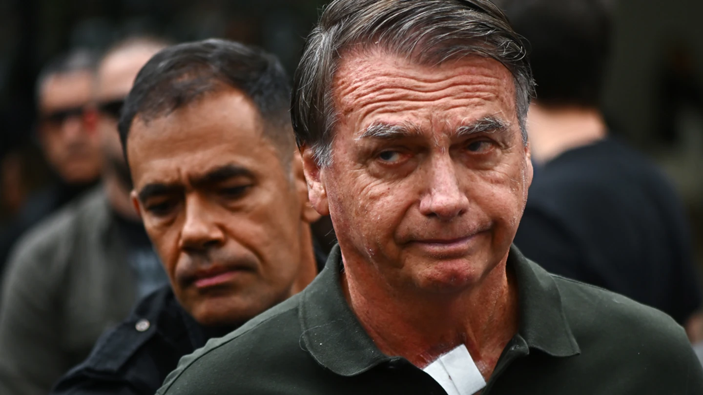 Fotografía de archivo del 14 de septiembre de 2025 que muestra al expresidente de Brasil, Jair Bolsonaro, a su salida del hospital DF Star, en Brasilia (Brasil). Fotografía de archivo del 14 de septiembre de 2025 que muestra al expresidente de Brasil, Jair Bolsonaro, a su salida del hospital DF Star, en Brasilia (Brasil).