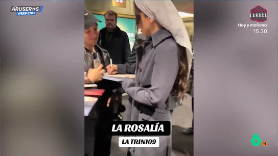 Rosalía evita disimuladamente firmar el disco que comparte con Rauw Alejandro durante un encuentro con sus fans: el vídeo de la 'pillada' Rosalía evita disimuladamente firmar el disco que comparte con Rauw Alejandro durante un encuentro con sus fans: el vídeo de la 'pillada'