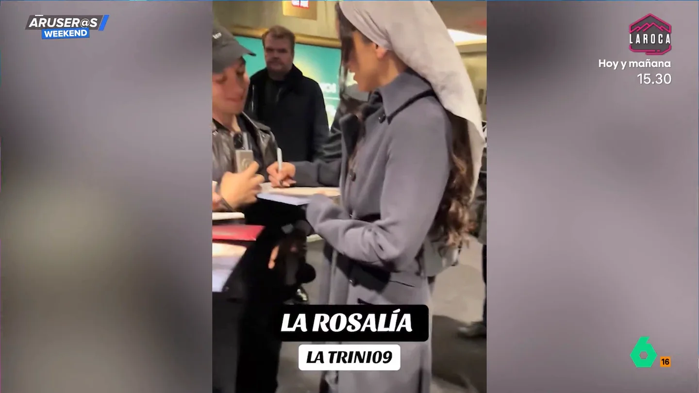 Rosalía evita disimuladamente firmar el disco que comparte con Rauw Alejandro durante un encuentro con sus fans: el vídeo de la 'pillada' Rosalía evita disimuladamente firmar el disco que comparte con Rauw Alejandro durante un encuentro con sus fans: el vídeo de la 'pillada'