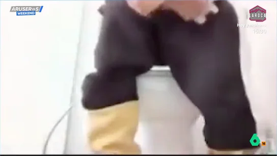 El vídeo viral del concejal que olvida apagar su cámara en un pleno online y todo el mundo le ve ir al baño y bajarse los pantalones El vídeo viral del concejal que olvida apagar su cámara en un pleno online y todo el mundo le ve ir al baño y bajarse los pantalones
