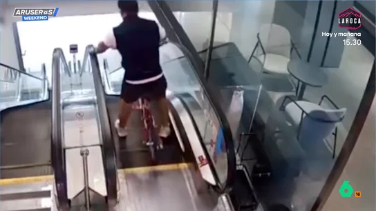 El vídeo del hombre que intenta bajar unas escaleras mecánicas subido en su bici... y esto es lo que le pasa El vídeo del hombre que intenta bajar unas escaleras mecánicas subido en su bici... y esto es lo que le pasa