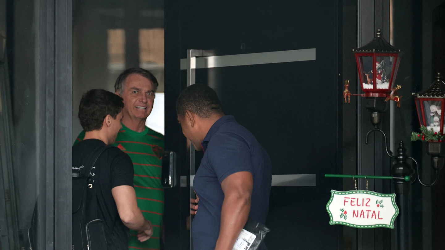 El expresidente de Brasil, Jair Bolsonaro, en la puerta de su domicilio en Brasilia. El expresidente de Brasil, Jair Bolsonaro, en la puerta de su domicilio en Brasilia.