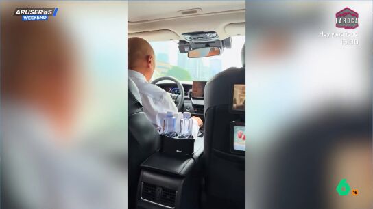 Un pasajero de un taxi graba en este v&iacute;deo c&oacute;mo se est&aacute; quedando dormido su conductor