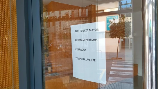 Cartel de la clínica dental de Alzira investigada por la muerte de una menor y la hospitalización de otra. Cartel de la clínica dental de Alzira investigada por la muerte de una menor y la hospitalización de otra.