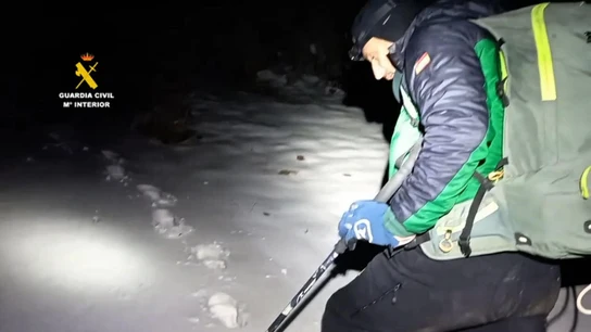 Un agente de los grupos de rescate de alta montaña de la Guardia Civil en la operación de rescate del cuerpo sin vida de un montañero madrileño de 53 años en Villanúa (Huesca). Un agente de los grupos de rescate de alta montaña de la Guardia Civil en la operación de rescate del cuerpo sin vida de un montañero madrileño de 53 años en Villanúa (Huesca).