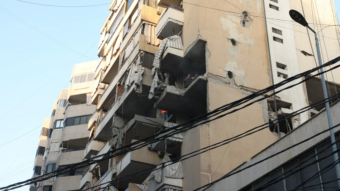 Consecuencias del ataque militar israelí en los suburbios del sur de Beirut. Consecuencias del ataque militar israelí en los suburbios del sur de Beirut.