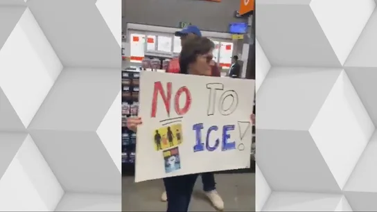 Manifestante protesta contra el ICE en un 'Home Depot' de Monrovia (California) Manifestante protesta contra el ICE en un 'Home Depot' de Monrovia (California)