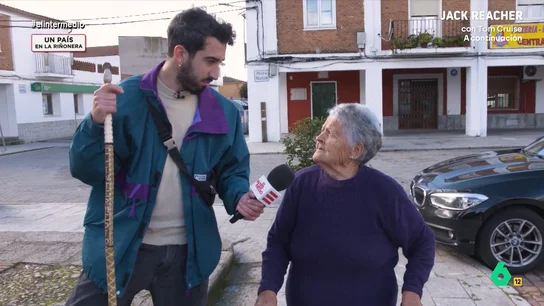 Isma Juárez conoce a Concha, vecina 'ilustre' de Alberche del Caudillo: "Estoy mayor, si no habría dicho 'vente conmigo'" En la visita de Isma Juárez a Alberche del Caudillo, la verdadera protagonista ha sido Concha, una vecina con la que el reportero de El Intermedio ha tenido una divertida conversación que se puede ver en este vídeo.