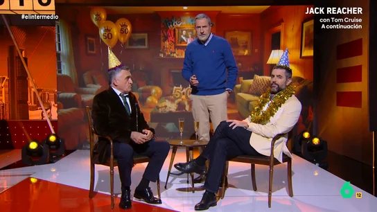 'Felipe VI' 'denuncia' que ha perdido a su padre: "Le perdimos la pista cuando pidió de postre tarta al whisky" El Gran Wyoming y Dani Mateo se convierten en sus versiones más distinguidas, Wyoming Fitz Stuart y Dani Ruiz Mateos, para celebrar una edición especial de 'Los Aristorrancios' con motivo del 50 aniversario de la monarquía en nuestro país.