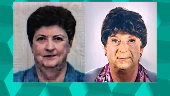 A la izquierda, la madre; a la derecha, el hijo disfrazado A la izquierda, la madre; a la derecha, el hijo disfrazado