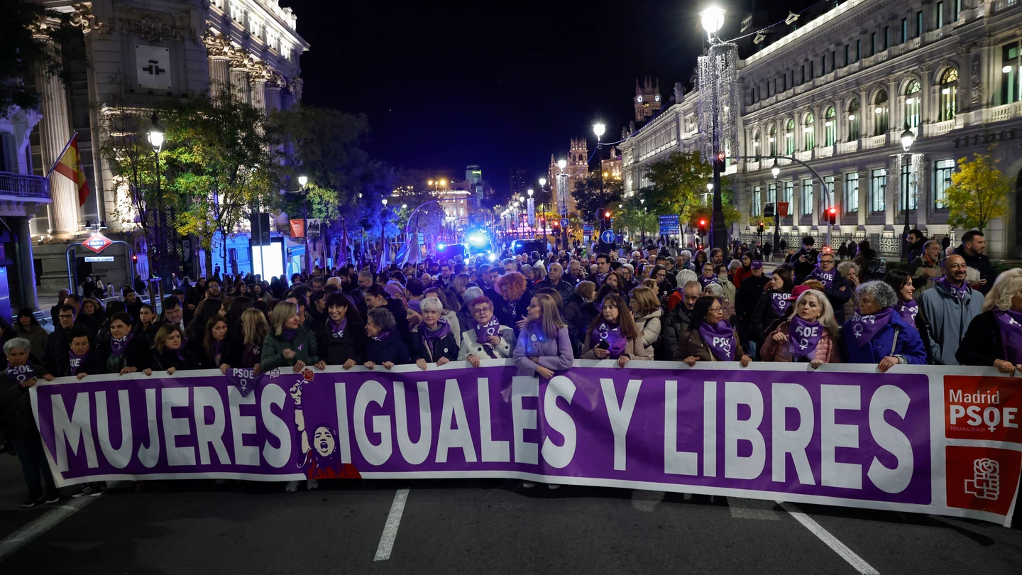 Imagen de archivo (25/11/2024) de cientos de mujeres participando en una manifestación con motivo del 25N Imagen de archivo (25/11/2024) de cientos de mujeres participando en una manifestación con motivo del 25N