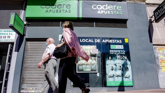 Una pareja pasa un local de apuestas de Codere, en Madrid Una pareja pasa un local de apuestas de Codere, en Madrid