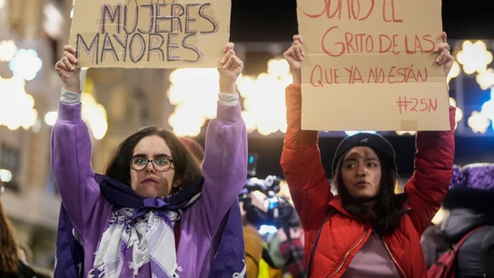 Dos mujeres en la manifestación por el 25-N en Madrid. Dos mujeres en la manifestación por el 25-N en Madrid.