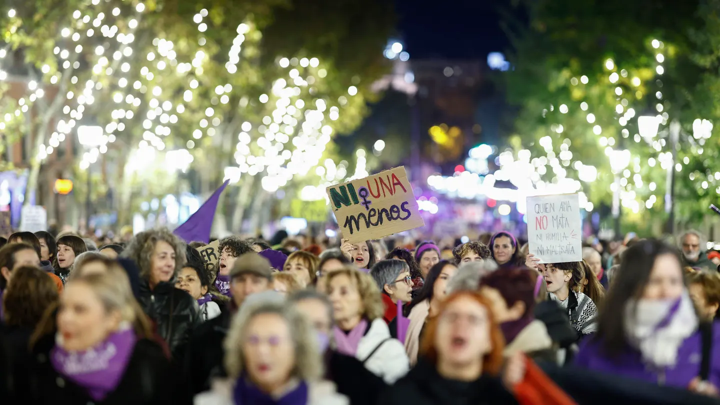 Varias personas participan en la manifestación con motivo del Día Internacional para la Eliminación de la Violencia contra las Mujeres, convocada por la Comisión 8M de Madrid. Varias personas participan en la manifestación con motivo del Día Internacional para la Eliminación de la Violencia contra las Mujeres, convocada por la Comisión 8M de Madrid.