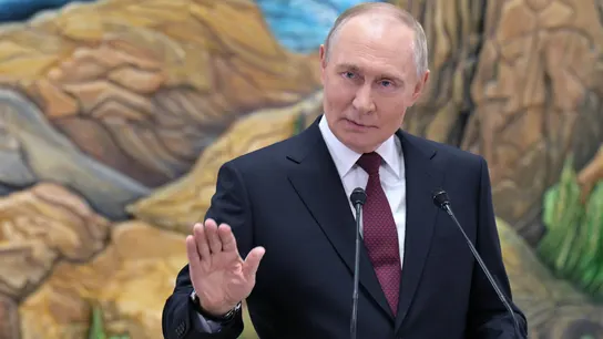 El presidente de Rusia, Vladimir Putin, durante una rueda de prensa en Kirguistán transmitida en directo por la televisión rusa. El presidente de Rusia, Vladimir Putin, durante una rueda de prensa en Kirguistán transmitida en directo por la televisión rusa.