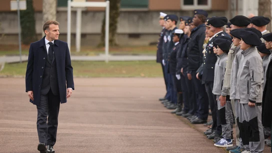 Macron pasa revista a las tropas y a los estudiantes de una escuela secundaria del Ejército Macron pasa revista a las tropas y a los estudiantes de una escuela secundaria del Ejército