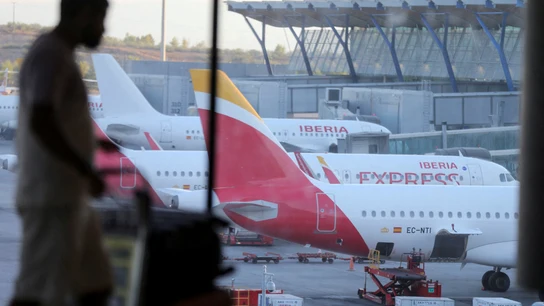 Un avión de Iberia Express se ve en la pista del Aeropuerto Adolfo Suárez Madrid-Barajas Un avión de Iberia Express se ve en la pista del Aeropuerto Adolfo Suárez Madrid-Barajas