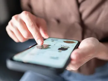 Mano haciendo scroll en el teléfono Mano haciendo scroll en el teléfono