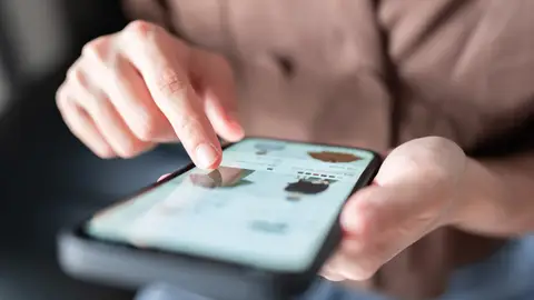 Mano haciendo scroll en el teléfono Mano haciendo scroll en el teléfono