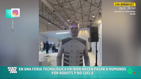 Se hacen pasar por robots en una feria tecnológica de Irán: "Los descubrieron cuando los vieron en el baño" Para simular que eran robots humanoides los vistieron con ropa con unos y ceros y los maquillaron con pintura metálica. No te pierdas las curiosas imágenes en el vídeo principal.