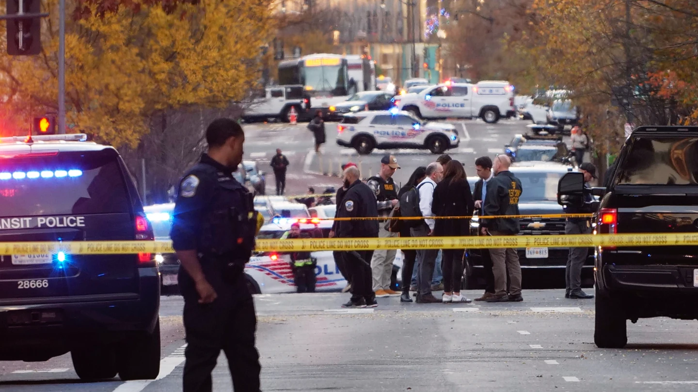 Escena donde ha tenido lugar el tiroteo en Washington D.C., que ha dejado en estado crítico a dos miembros de la Guardia Nacional Escena donde ha tenido lugar el tiroteo en Washington D.C., que ha dejado en estado crítico a dos miembros de la Guardia Nacional