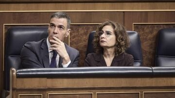 Pedro S&aacute;nchez y Mar&iacute;a Jes&uacute;s Montero en el Congreso de los Diputados