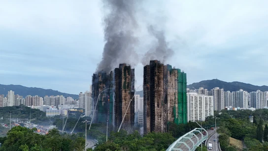 Una vista de dron muestra llamas y humo denso de los rascacielos en Hong Kong Una vista de dron muestra llamas y humo denso de los rascacielos en Hong Kong