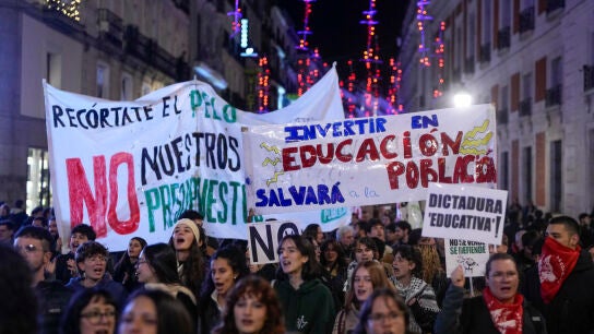 Miles de personas se manifiestan en Madrid en defensa de la universidad p&uacute;blica.